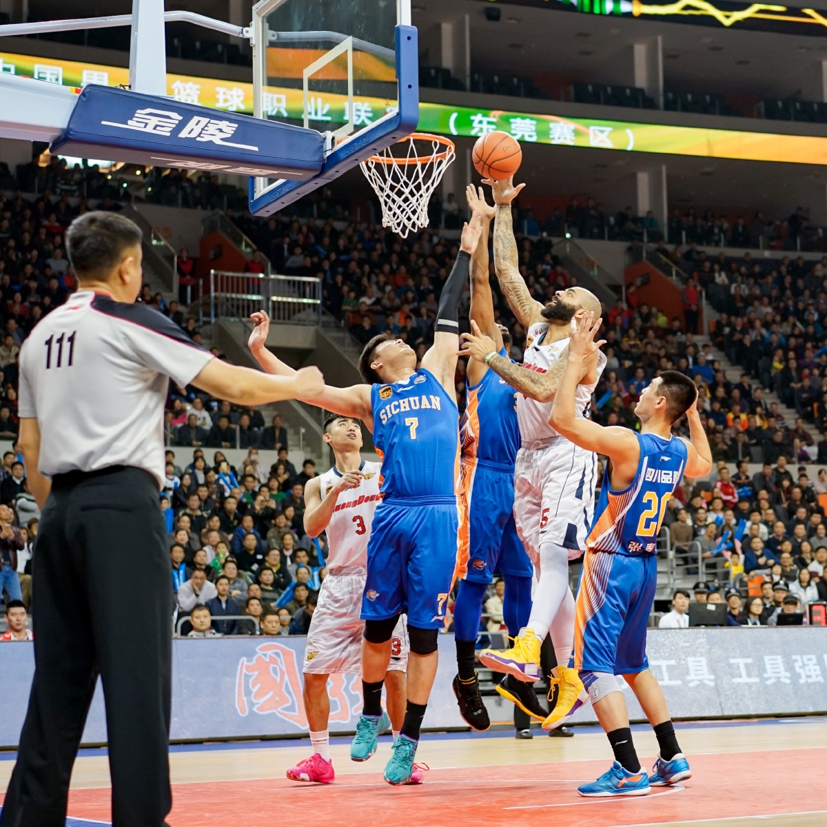 NBA：独行侠击败雄鹿 东契奇全场三双（NBA：独行侠力克雄鹿 东契奇豪取三双）