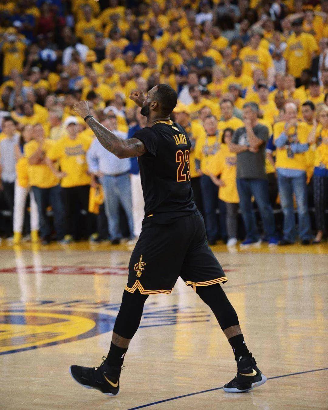 跟队记者：预计埃里克-加西亚还要再佩戴面具踢三场比赛（随队记者：预计埃里克-加西亚仍需戴面具再踢三场）