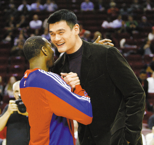 调皮二娃上线，穆勒庆祝夺冠时和25号队友高尔德顶牛假装受伤（穆勒夺冠庆祝与25号高尔德顶牛嬉闹，二娃调皮上演装伤）