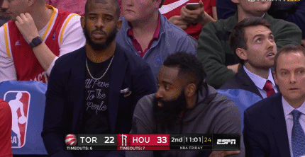 内马尔赛前牵着自己的女儿马维入场，之后还给女儿比心（赛前温情一幕：内马尔牵女儿马维入场并隔空比心）