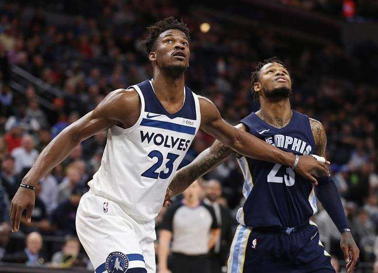 他是全场最耀眼的那个人（全场焦点尽在他一人）