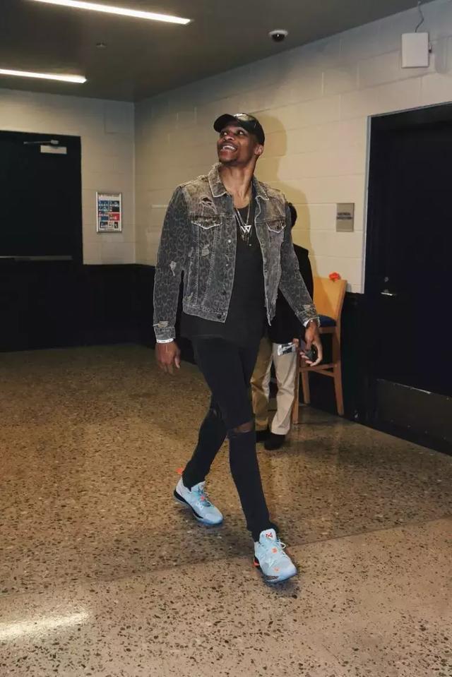 西甲16轮比赛精彩纷呈，多队争夺保级名额，各队表现起伏，悬念迭起。（西甲第16轮群雄逐鹿：保级混战白热化，球队状态起伏不定，悬念丛生）