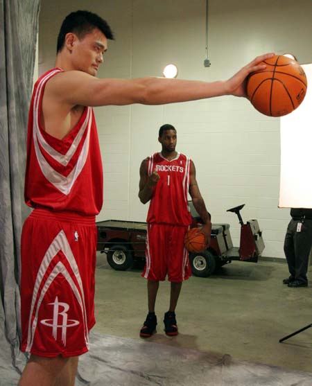 莱奥：我正在学习踢中锋，球队在场内场外都在帮助我（莱奥：正适应中锋角色，球队在场内外都在支持我）